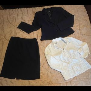 Nice navy blue suite (skirt) white shirt MP included in very great condition